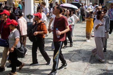 Bangkok, Tayland, 12 Aralık 2024. Bangkok 'un merkezindeki Grand Palace' ı ziyaret eden turistler. Saray 1782 'den beri Siyam Kralları' nın resmi ikametgahıdır..