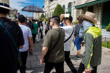 Bangkok, Tayland, 12 Aralık 2024. Bangkok 'un merkezindeki Grand Palace' ı ziyaret eden turistler. Saray 1782 'den beri Siyam Kralları' nın resmi ikametgahıdır..