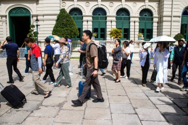 Bangkok, Tayland, 12 Aralık 2024. Bangkok 'un merkezindeki Grand Palace' ı ziyaret eden turistler. Saray 1782 'den beri Siyam Kralları' nın resmi ikametgahıdır..
