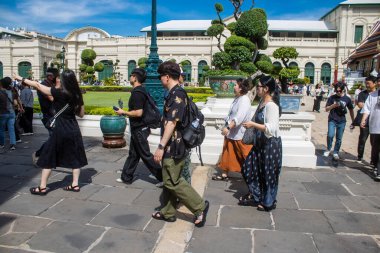 Bangkok, Tayland, 12 Aralık 2024. Bangkok 'un merkezindeki Grand Palace' ı ziyaret eden turistler. Saray 1782 'den beri Siyam Kralları' nın resmi ikametgahıdır..