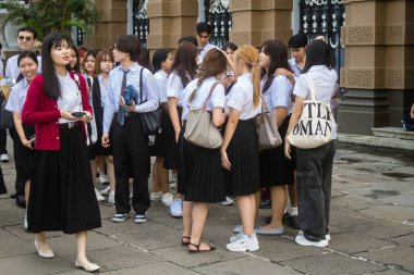 Bangkok, Tayland, 12 Aralık 2024. Bangkok 'un merkezindeki Grand Palace' ı ziyaret eden turistler. Saray 1782 'den beri Siyam Kralları' nın resmi ikametgahıdır..