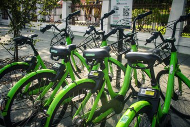 Bangkok, Tayland, 10 Aralık 2024 Bangkok sokaklarında bisiklet kiralama. Bisikletçilik hem turistler hem de yerel halk tarafından giderek daha fazla kullanılıyor. Gittikçe daha fazla bisiklet yolu mevcut..