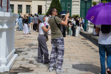Bangkok, Tayland, 12 Aralık 2024. Bangkok 'un merkezindeki Grand Palace' ı ziyaret eden turistler. Saray 1782 'den beri Siyam Kralları' nın resmi ikametgahıdır..