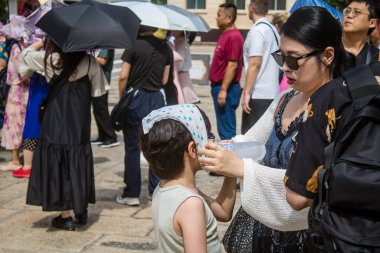 Bangkok, Tayland, 12 Aralık 2024. Bangkok 'un merkezindeki Grand Palace' ı ziyaret eden turistler. Saray 1782 'den beri Siyam Kralları' nın resmi ikametgahıdır..