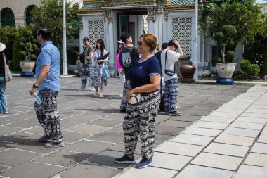 Bangkok, Tayland, 12 Aralık 2024. Bangkok 'un merkezindeki Grand Palace' ı ziyaret eden turistler. Saray 1782 'den beri Siyam Kralları' nın resmi ikametgahıdır..