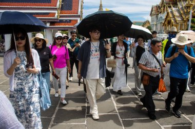 Bangkok, Tayland, 12 Aralık 2024. Bangkok 'un merkezindeki Grand Palace' ı ziyaret eden turistler. Saray 1782 'den beri Siyam Kralları' nın resmi ikametgahıdır..