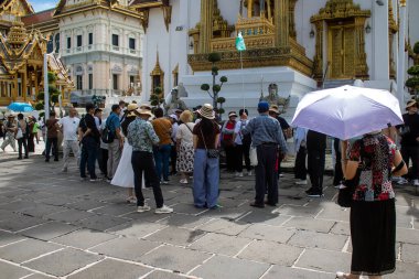 Bangkok, Tayland, 12 Aralık 2024. Bangkok 'un merkezindeki Grand Palace' ı ziyaret eden turistler. Saray 1782 'den beri Siyam Kralları' nın resmi ikametgahıdır..