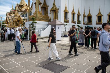 Bangkok, Tayland, 12 Aralık 2024. Bangkok 'un merkezindeki Grand Palace' ı ziyaret eden turistler. Saray 1782 'den beri Siyam Kralları' nın resmi ikametgahıdır..