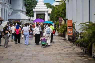 Bangkok, Tayland, 12 Aralık 2024. Bangkok 'un merkezindeki Grand Palace' ı ziyaret eden turistler. Saray 1782 'den beri Siyam Kralları' nın resmi ikametgahıdır..