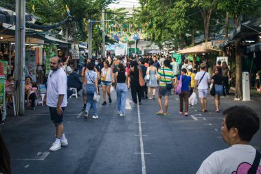 Bangkok, Tayland, 12 Aralık 2024 İnsanlar Bangkok 'taki Chatuchak hafta sonu pazarını ziyaret ediyor. Canlı sokak hayatı, zengin kültür mirası, hareketli pazarları ve nefis mutfağıyla ünlüdür..