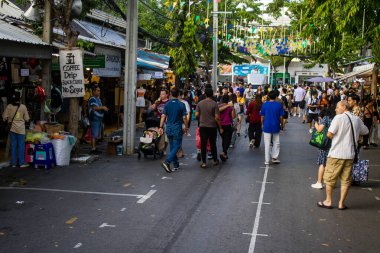 Bangkok, Tayland, 12 Aralık 2024 İnsanlar Bangkok 'taki Chatuchak hafta sonu pazarını ziyaret ediyor. Canlı sokak hayatı, zengin kültür mirası, hareketli pazarları ve nefis mutfağıyla ünlüdür..