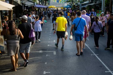 Bangkok, Tayland, 12 Aralık 2024 İnsanlar Bangkok 'taki Chatuchak hafta sonu pazarını ziyaret ediyor. Canlı sokak hayatı, zengin kültür mirası, hareketli pazarları ve nefis mutfağıyla ünlüdür..