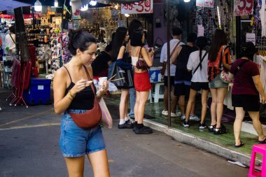 Bangkok, Tayland, 12 Aralık 2024 İnsanlar Bangkok 'taki Chatuchak hafta sonu pazarını ziyaret ediyor. Canlı sokak hayatı, zengin kültür mirası, hareketli pazarları ve nefis mutfağıyla ünlüdür..