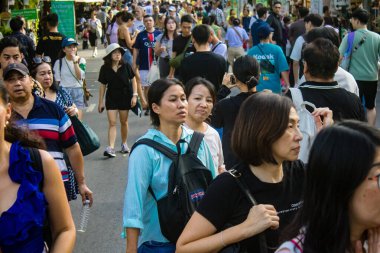 Bangkok, Tayland, 12 Aralık 2024 İnsanlar Bangkok 'taki Chatuchak hafta sonu pazarını ziyaret ediyor. Canlı sokak hayatı, zengin kültür mirası, hareketli pazarları ve nefis mutfağıyla ünlüdür..