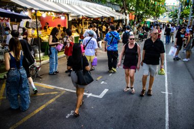 Bangkok, Tayland, 12 Aralık 2024 İnsanlar Bangkok 'taki Chatuchak hafta sonu pazarını ziyaret ediyor. Canlı sokak hayatı, zengin kültür mirası, hareketli pazarları ve nefis mutfağıyla ünlüdür..