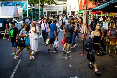 Bangkok, Tayland, 12 Aralık 2024 İnsanlar Bangkok 'taki Chatuchak hafta sonu pazarını ziyaret ediyor. Canlı sokak hayatı, zengin kültür mirası, hareketli pazarları ve nefis mutfağıyla ünlüdür..