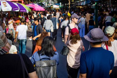 Bangkok, Tayland, 12 Aralık 2024 İnsanlar Bangkok 'taki Chatuchak hafta sonu pazarını ziyaret ediyor. Canlı sokak hayatı, zengin kültür mirası, hareketli pazarları ve nefis mutfağıyla ünlüdür..