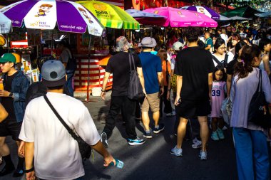 Bangkok, Tayland, 12 Aralık 2024 İnsanlar Bangkok 'taki Chatuchak hafta sonu pazarını ziyaret ediyor. Canlı sokak hayatı, zengin kültür mirası, hareketli pazarları ve nefis mutfağıyla ünlüdür..