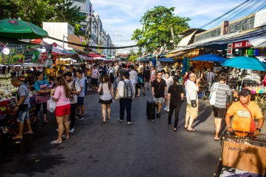 Bangkok, Tayland, 12 Aralık 2024 İnsanlar Bangkok 'taki Chatuchak hafta sonu pazarını ziyaret ediyor. Canlı sokak hayatı, zengin kültür mirası, hareketli pazarları ve nefis mutfağıyla ünlüdür..