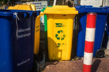 Bangkok, Tayland, 12 Aralık 2024 Bangkok sokaklarında çöp. Seçici tasnif çok iyi çalışıyor ve şehrin temizliğine katkıda bulunuyor..