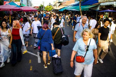 Bangkok, Tayland, 12 Aralık 2024 İnsanlar Bangkok 'taki Chatuchak hafta sonu pazarını ziyaret ediyor. Canlı sokak hayatı, zengin kültür mirası, hareketli pazarları ve nefis mutfağıyla ünlüdür..