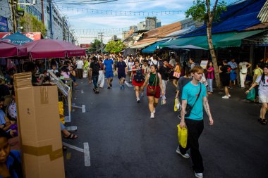 Bangkok, Tayland, 12 Aralık 2024 İnsanlar Bangkok 'taki Chatuchak hafta sonu pazarını ziyaret ediyor. Canlı sokak hayatı, zengin kültür mirası, hareketli pazarları ve nefis mutfağıyla ünlüdür..