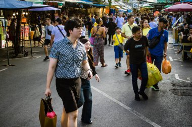 Bangkok, Tayland, 12 Aralık 2024 İnsanlar Bangkok 'taki Chatuchak hafta sonu pazarını ziyaret ediyor. Canlı sokak hayatı, zengin kültür mirası, hareketli pazarları ve nefis mutfağıyla ünlüdür..