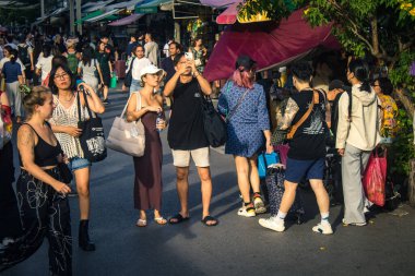 Bangkok, Tayland, 12 Aralık 2024 İnsanlar Bangkok 'taki Chatuchak hafta sonu pazarını ziyaret ediyor. Canlı sokak hayatı, zengin kültür mirası, hareketli pazarları ve nefis mutfağıyla ünlüdür..