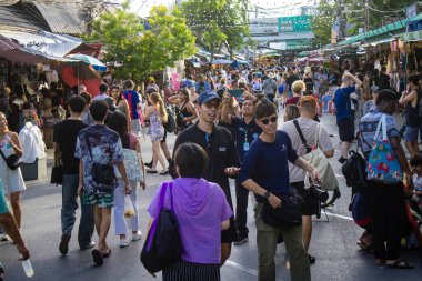 Bangkok, Tayland, 12 Aralık 2024 İnsanlar Bangkok 'taki Chatuchak hafta sonu pazarını ziyaret ediyor. Canlı sokak hayatı, zengin kültür mirası, hareketli pazarları ve nefis mutfağıyla ünlüdür..