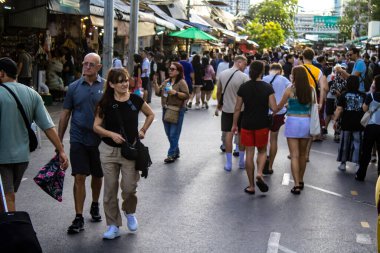 Bangkok, Tayland, 12 Aralık 2024 İnsanlar Bangkok 'taki Chatuchak hafta sonu pazarını ziyaret ediyor. Canlı sokak hayatı, zengin kültür mirası, hareketli pazarları ve nefis mutfağıyla ünlüdür..