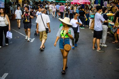 Bangkok, Tayland, 12 Aralık 2024 İnsanlar Bangkok 'taki Chatuchak hafta sonu pazarını ziyaret ediyor. Canlı sokak hayatı, zengin kültür mirası, hareketli pazarları ve nefis mutfağıyla ünlüdür..