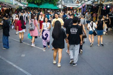 Bangkok, Tayland, 12 Aralık 2024 İnsanlar Bangkok 'taki Chatuchak hafta sonu pazarını ziyaret ediyor. Canlı sokak hayatı, zengin kültür mirası, hareketli pazarları ve nefis mutfağıyla ünlüdür..