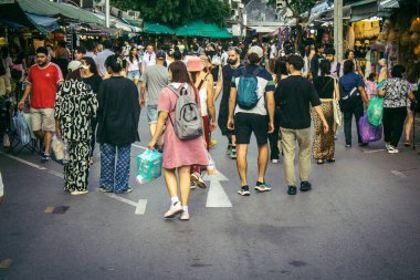 Bangkok, Tayland, 12 Aralık 2024 İnsanlar Bangkok 'taki Chatuchak hafta sonu pazarını ziyaret ediyor. Canlı sokak hayatı, zengin kültür mirası, hareketli pazarları ve nefis mutfağıyla ünlüdür..