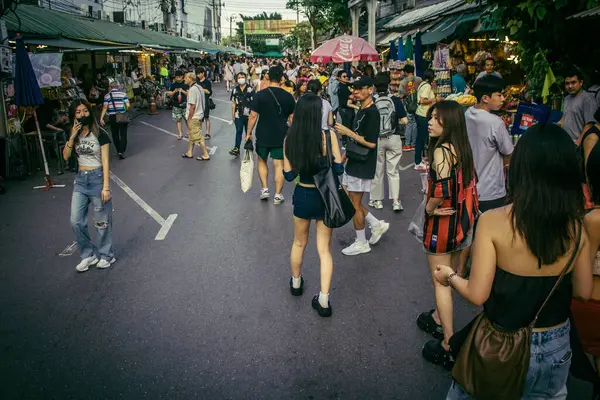 Bangkok, Tayland, 12 Aralık 2024 İnsanlar Bangkok 'taki Chatuchak hafta sonu pazarını ziyaret ediyor. Canlı sokak hayatı, zengin kültür mirası, hareketli pazarları ve nefis mutfağıyla ünlüdür..