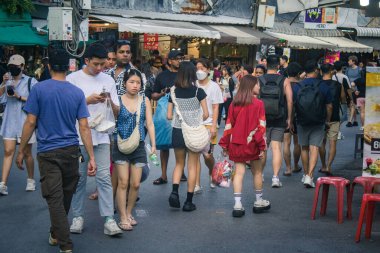 Bangkok, Tayland, 12 Aralık 2024 İnsanlar Bangkok 'taki Chatuchak hafta sonu pazarını ziyaret ediyor. Canlı sokak hayatı, zengin kültür mirası, hareketli pazarları ve nefis mutfağıyla ünlüdür..