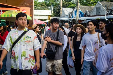 Bangkok, Tayland, 12 Aralık 2024 İnsanlar Bangkok 'taki Chatuchak hafta sonu pazarını ziyaret ediyor. Canlı sokak hayatı, zengin kültür mirası, hareketli pazarları ve nefis mutfağıyla ünlüdür..