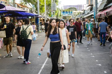 Bangkok, Tayland, 12 Aralık 2024 İnsanlar Bangkok 'taki Chatuchak hafta sonu pazarını ziyaret ediyor. Canlı sokak hayatı, zengin kültür mirası, hareketli pazarları ve nefis mutfağıyla ünlüdür..