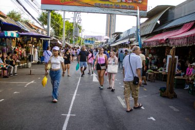 Bangkok, Tayland, 12 Aralık 2024 İnsanlar Bangkok 'taki Chatuchak hafta sonu pazarını ziyaret ediyor. Canlı sokak hayatı, zengin kültür mirası, hareketli pazarları ve nefis mutfağıyla ünlüdür..