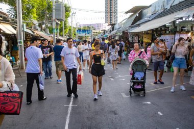 Bangkok, Tayland, 12 Aralık 2024 İnsanlar Bangkok 'taki Chatuchak hafta sonu pazarını ziyaret ediyor. Canlı sokak hayatı, zengin kültür mirası, hareketli pazarları ve nefis mutfağıyla ünlüdür..