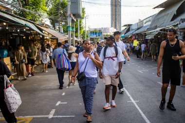 Bangkok, Tayland, 12 Aralık 2024 İnsanlar Bangkok 'taki Chatuchak hafta sonu pazarını ziyaret ediyor. Canlı sokak hayatı, zengin kültür mirası, hareketli pazarları ve nefis mutfağıyla ünlüdür..