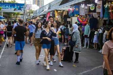 Bangkok, Tayland, 12 Aralık 2024 İnsanlar Bangkok 'taki Chatuchak hafta sonu pazarını ziyaret ediyor. Canlı sokak hayatı, zengin kültür mirası, hareketli pazarları ve nefis mutfağıyla ünlüdür..