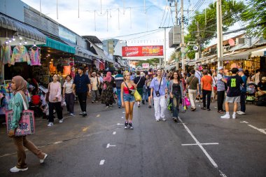 Bangkok, Tayland, 12 Aralık 2024 İnsanlar Bangkok 'taki Chatuchak hafta sonu pazarını ziyaret ediyor. Canlı sokak hayatı, zengin kültür mirası, hareketli pazarları ve nefis mutfağıyla ünlüdür..