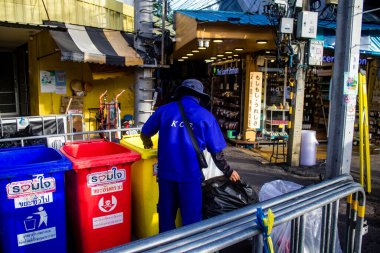 Bangkok, Tayland, 12 Aralık 2024 İnsanlar Bangkok 'taki Chatuchak hafta sonu pazarını ziyaret ediyor. Canlı sokak hayatı, zengin kültür mirası, hareketli pazarları ve nefis mutfağıyla ünlüdür..