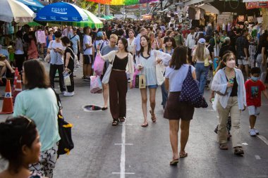 Bangkok, Tayland, 12 Aralık 2024 İnsanlar Bangkok 'taki Chatuchak hafta sonu pazarını ziyaret ediyor. Canlı sokak hayatı, zengin kültür mirası, hareketli pazarları ve nefis mutfağıyla ünlüdür..