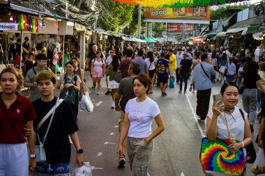 Bangkok, Tayland, 12 Aralık 2024 İnsanlar Bangkok 'taki Chatuchak hafta sonu pazarını ziyaret ediyor. Canlı sokak hayatı, zengin kültür mirası, hareketli pazarları ve nefis mutfağıyla ünlüdür..