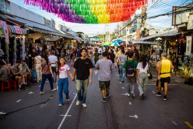 Bangkok, Tayland, 12 Aralık 2024 İnsanlar Bangkok 'taki Chatuchak hafta sonu pazarını ziyaret ediyor. Canlı sokak hayatı, zengin kültür mirası, hareketli pazarları ve nefis mutfağıyla ünlüdür..