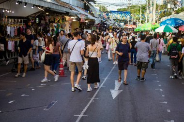 Bangkok, Tayland, 12 Aralık 2024 İnsanlar Bangkok 'taki Chatuchak hafta sonu pazarını ziyaret ediyor. Canlı sokak hayatı, zengin kültür mirası, hareketli pazarları ve nefis mutfağıyla ünlüdür..