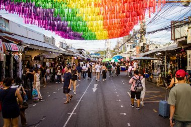 Bangkok, Tayland, 12 Aralık 2024 İnsanlar Bangkok 'taki Chatuchak hafta sonu pazarını ziyaret ediyor. Canlı sokak hayatı, zengin kültür mirası, hareketli pazarları ve nefis mutfağıyla ünlüdür..