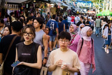 Bangkok, Tayland, 12 Aralık 2024 İnsanlar Bangkok 'taki Chatuchak hafta sonu pazarını ziyaret ediyor. Canlı sokak hayatı, zengin kültür mirası, hareketli pazarları ve nefis mutfağıyla ünlüdür..