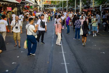 Bangkok, Tayland, 12 Aralık 2024 İnsanlar Bangkok 'taki Chatuchak hafta sonu pazarını ziyaret ediyor. Canlı sokak hayatı, zengin kültür mirası, hareketli pazarları ve nefis mutfağıyla ünlüdür..